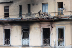 incendie a milan a la prefecture de police le concubin de la femme decedee elle sest jetee du quatrieme etage pour echapper aux flammes