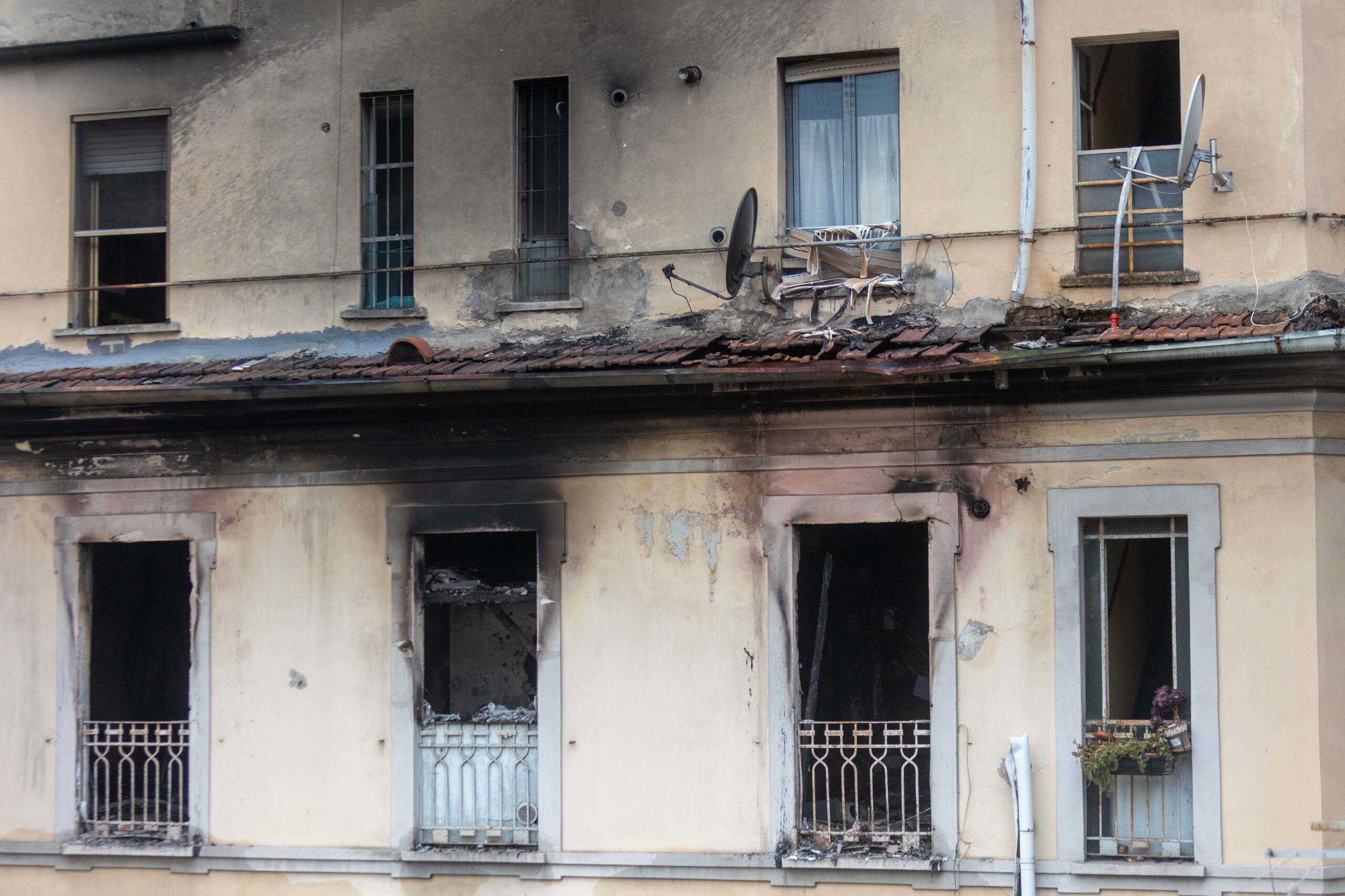 incendie a milan a la prefecture de police le concubin de la femme decedee elle sest jetee du quatrieme etage pour echapper aux flammes scaled