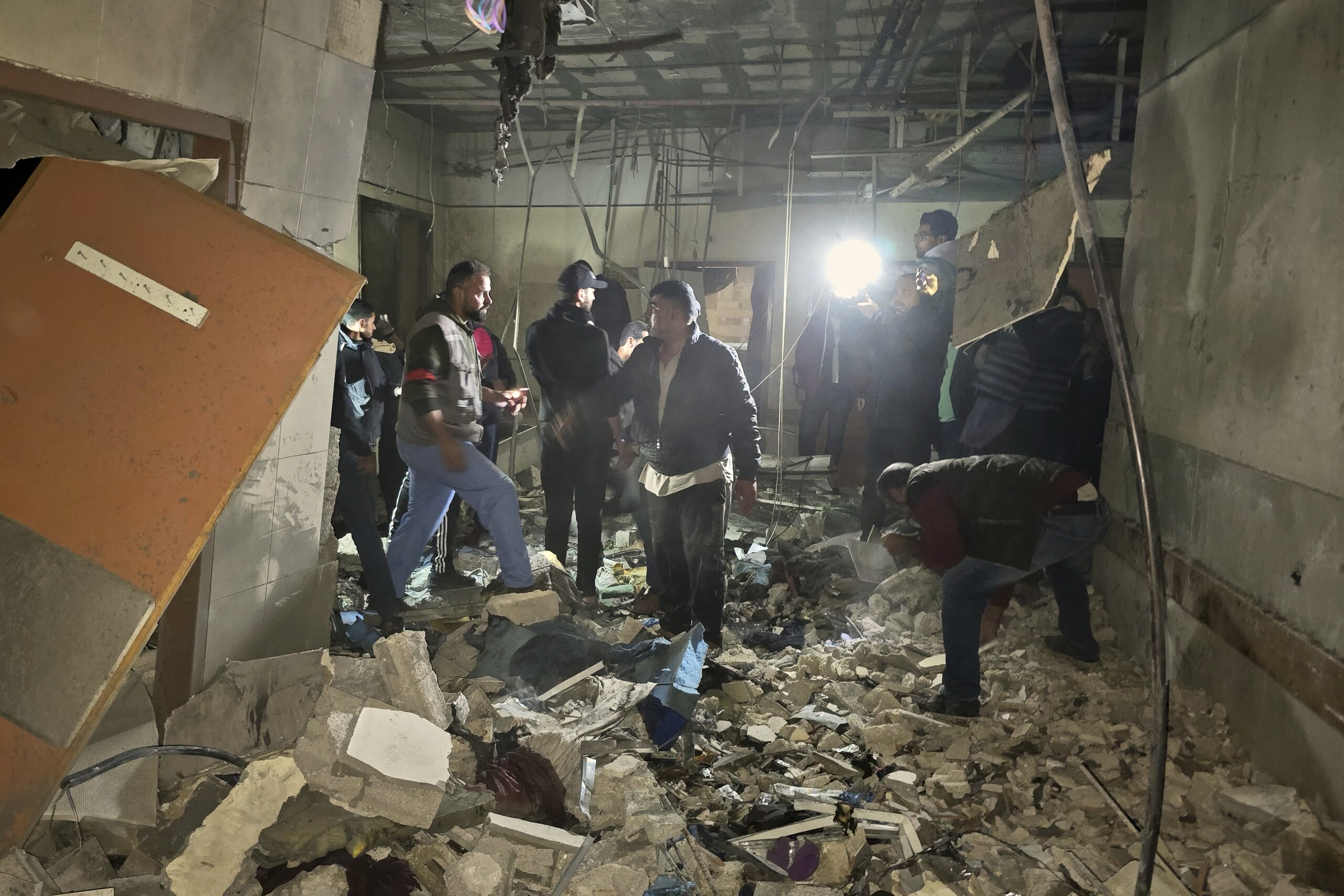 moyen orient selon les medias larmee israelienne attaque lhopital al ahli a gaza faisant 4 morts dont un journaliste scaled
