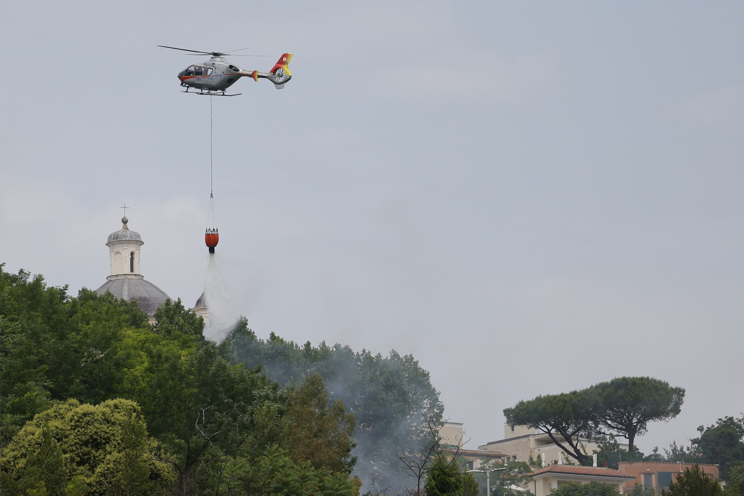 rome 5 juin un incendie sest declare dans le quartier de monte mario entrainant la fermeture dun troncon de la via trionfale scaled