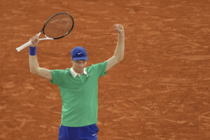roland garros sinner en finale djokovic battu en trois sets