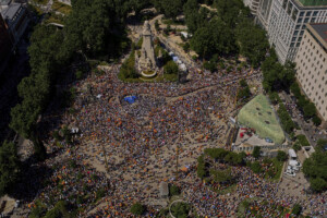 espagne des dizaines de milliers de personnes manifestent a madrid contre le gouvernement sanchez