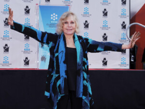 biennale de venise cinema kim novak recoit le lion dor pour lensemble de sa carriere