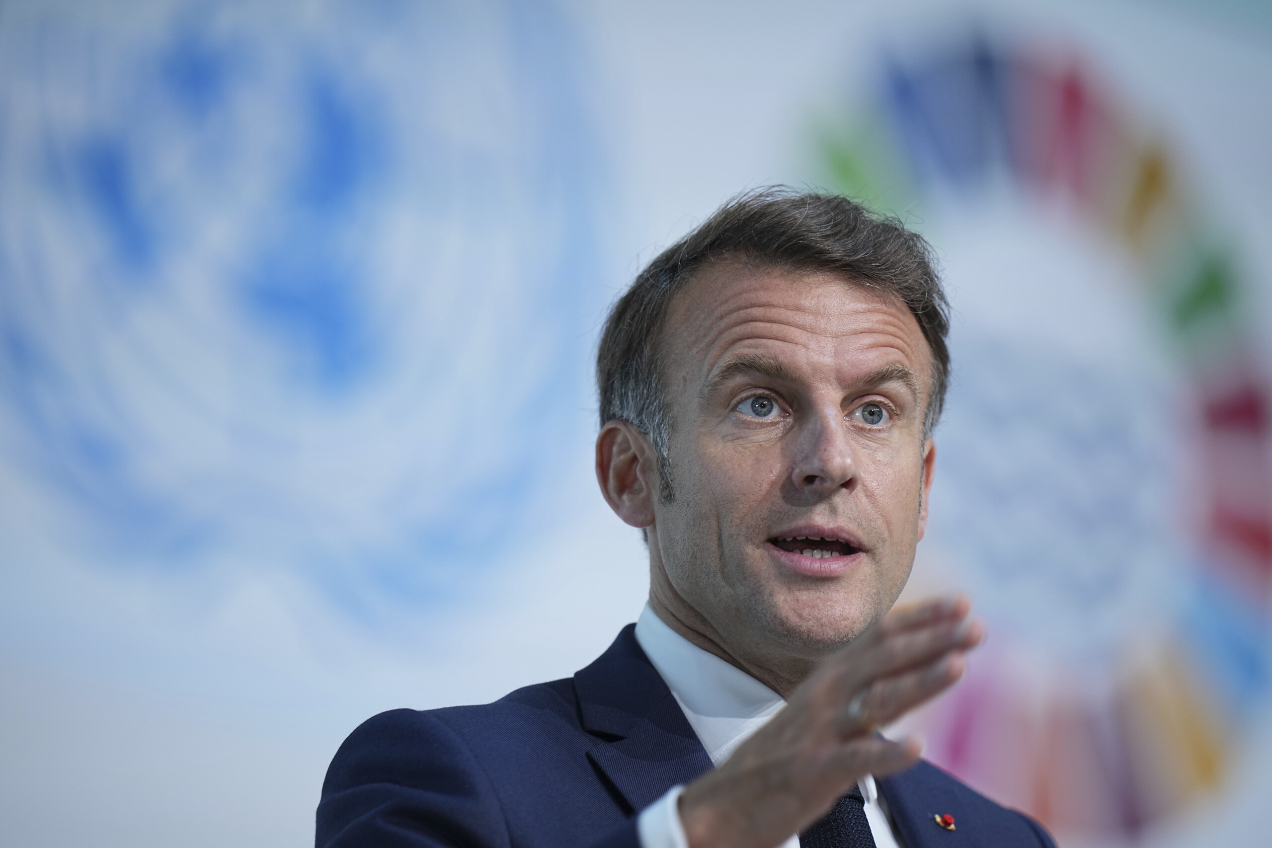 france macron nous allons interdire lutilisation des reseaux sociaux aux moins de 15 ans scaled