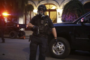 la maire de los angeles impose un couvre feu de 20 h a 6 h