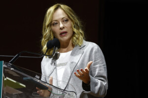 meloni objectif baisser les impots pour tous avec une attention particuliere a la classe moyenne