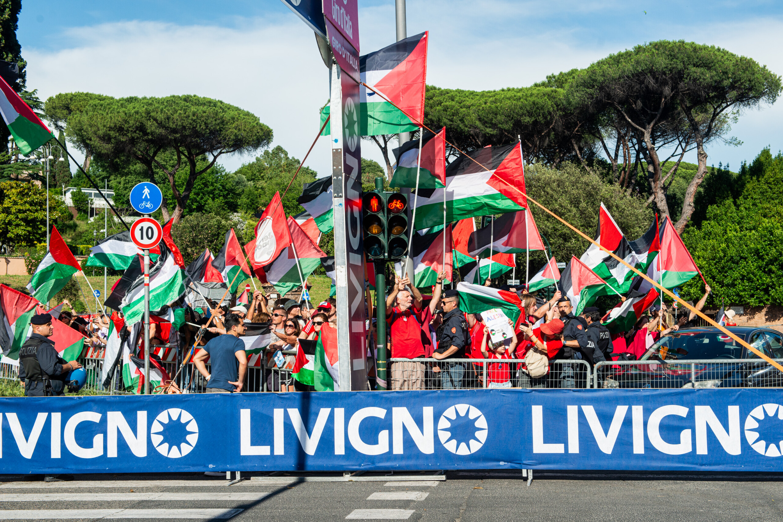 moyen orient plus de 30 activistes pro gaza expulses degypte beaucoup avec des passeports de lue scaled