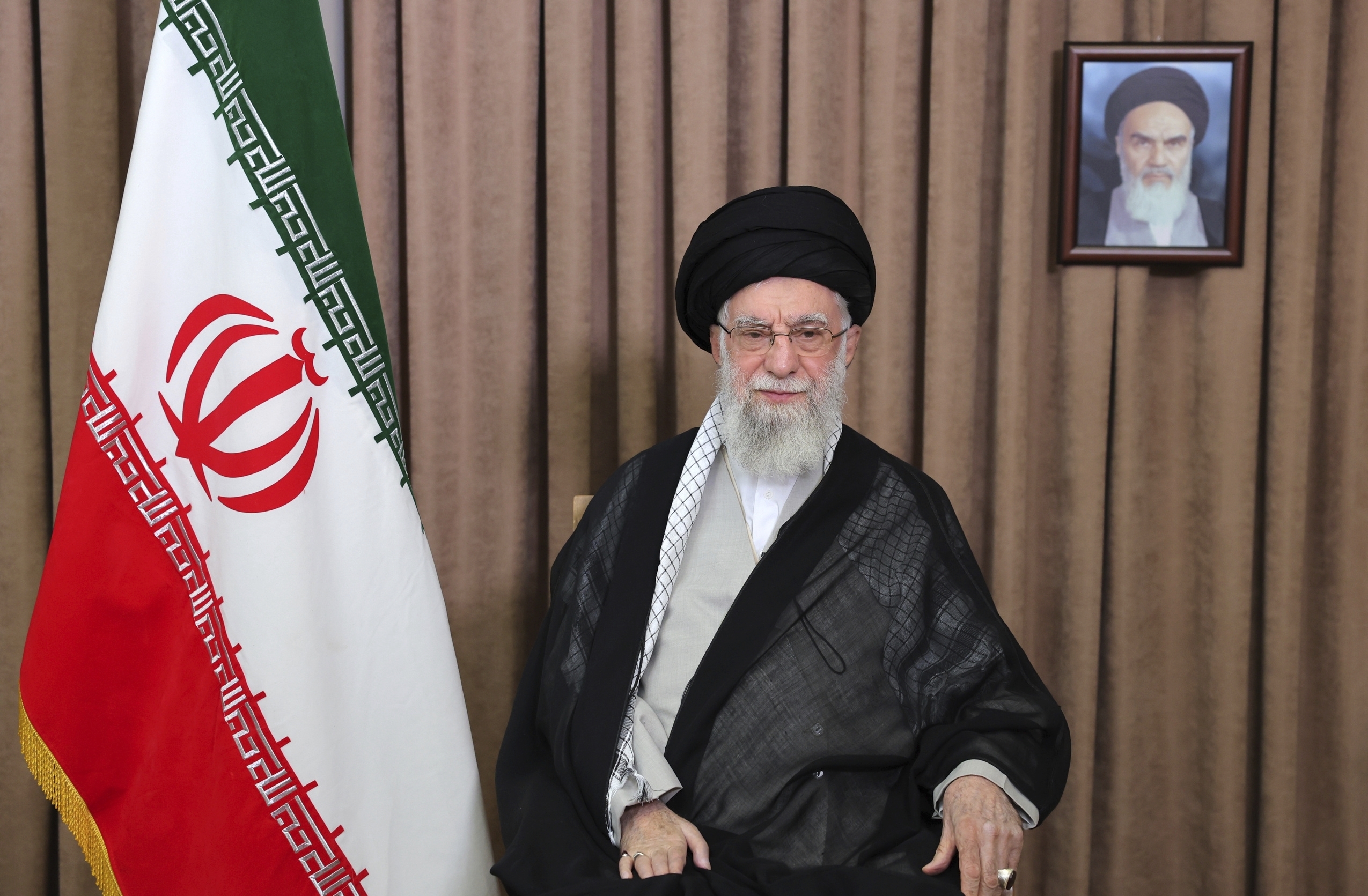 iran khamenei nomme mousavi nouveau chef de larmee de lair des gardiens de la revolution