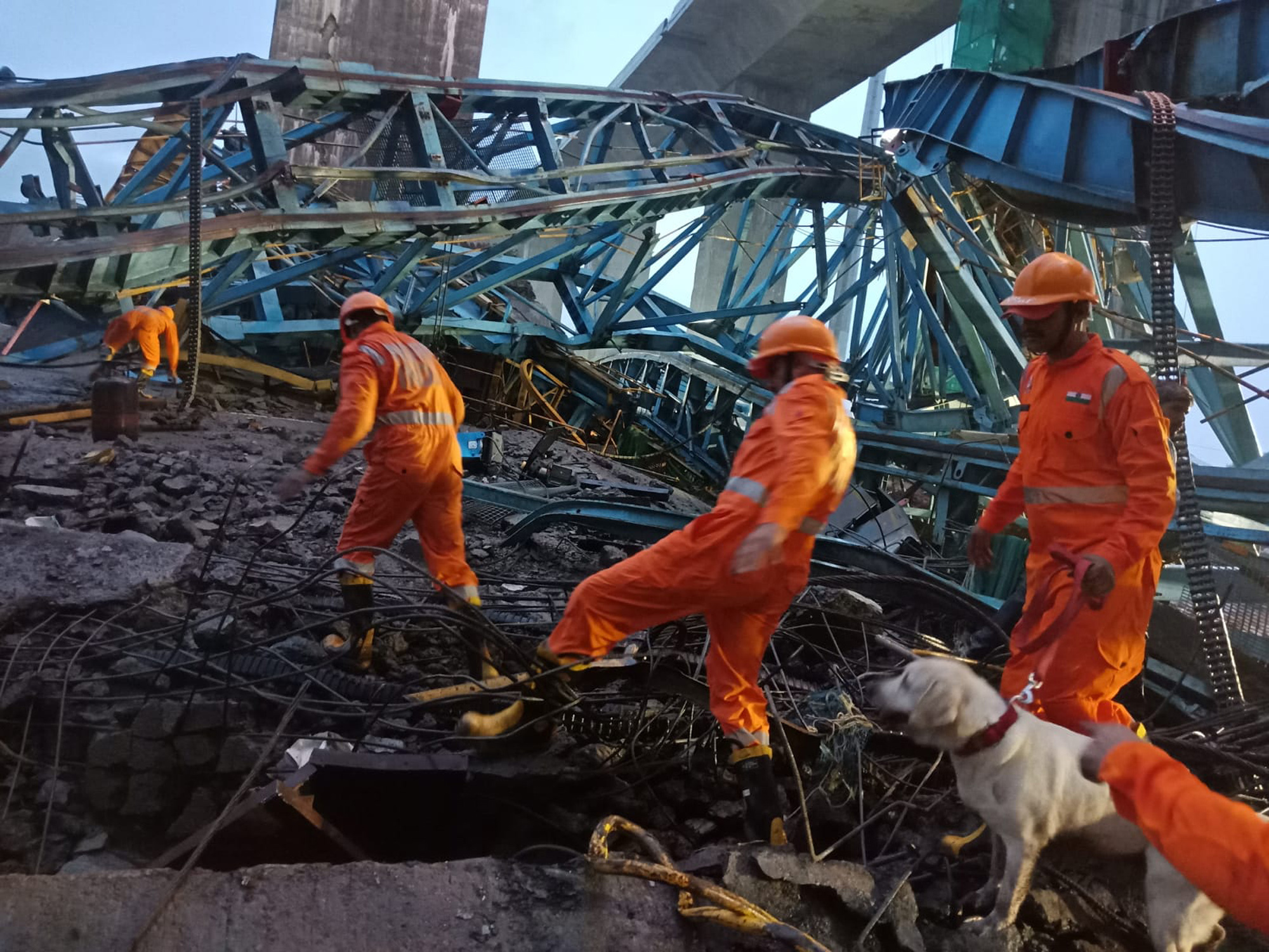 inde effondrement dun pont a sato maharashtra 2 morts plusieurs personnes emportees par les
