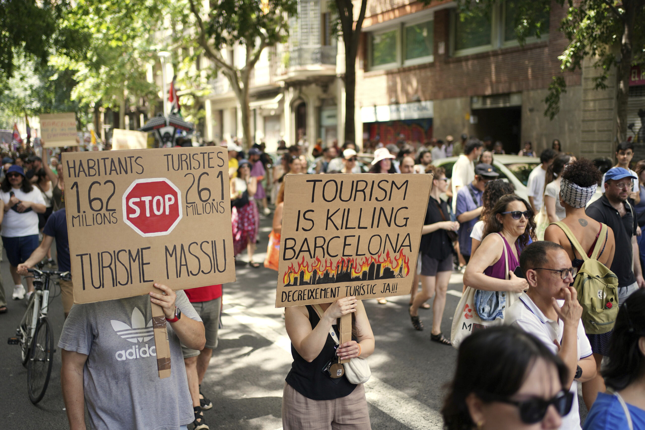 espagne manifestations contre le surtourisme pistolets a eau a barcelone et majorque scaled