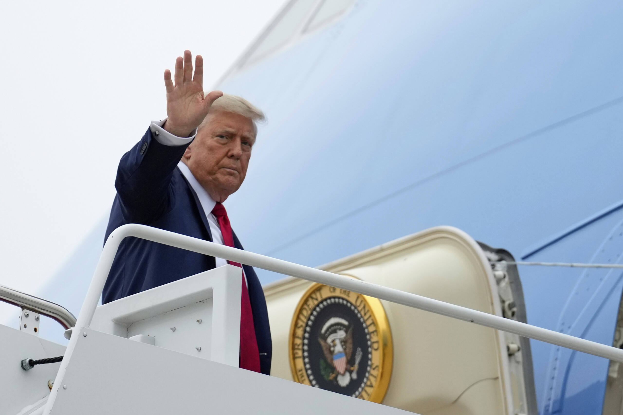 etats unis voici trump mobile il produira des telephones portables et gerera des centres dappels scaled