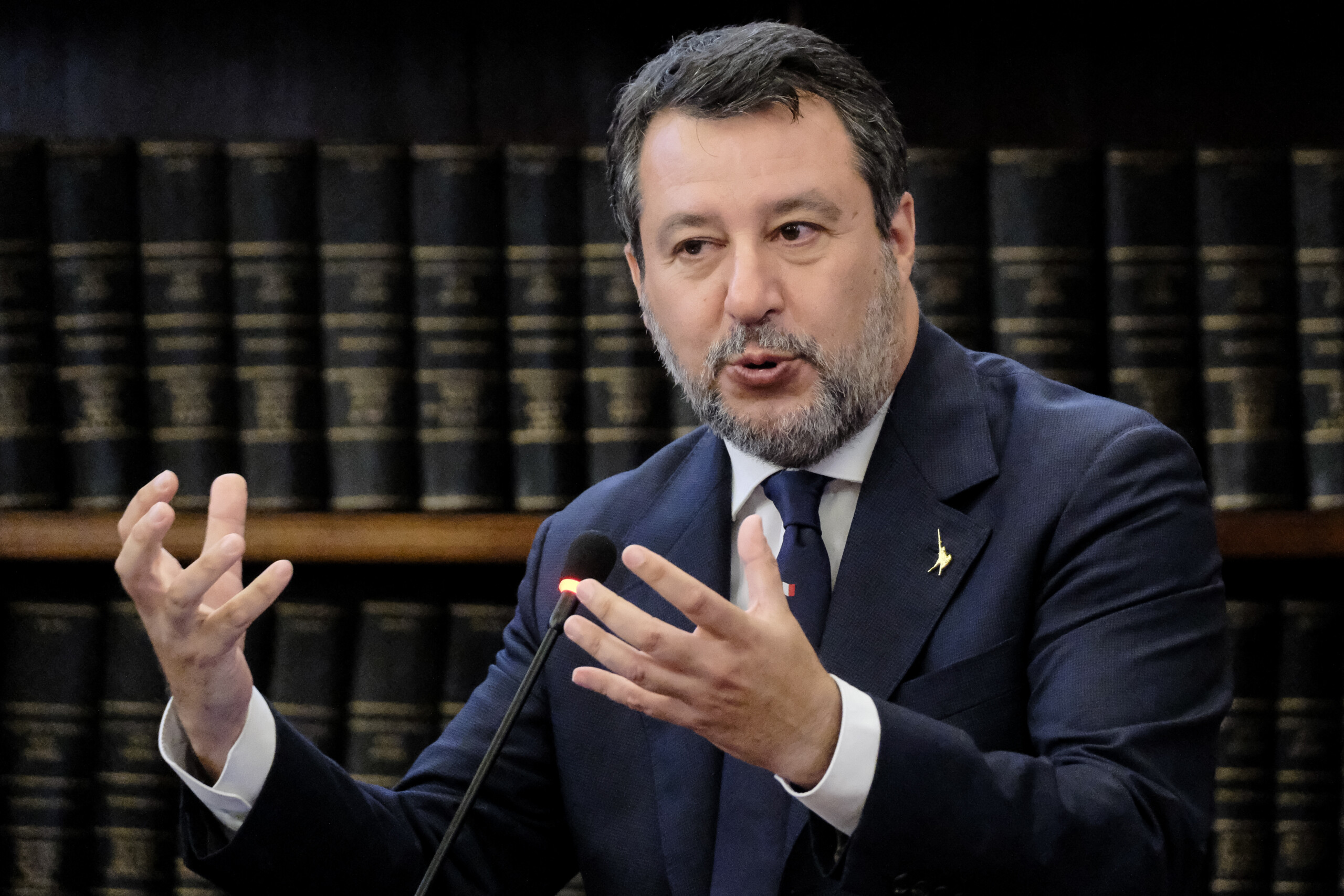 salvini en avant avec le plan logement les premiers 660 millions deuros a investir sont en route scaled