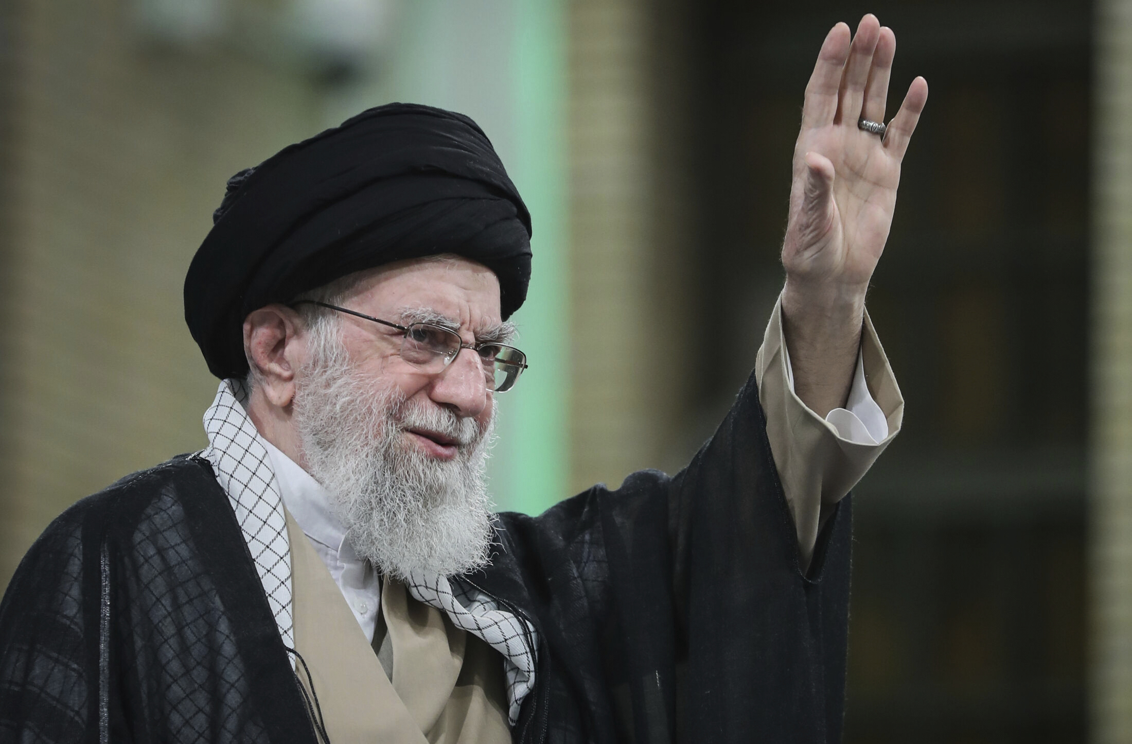 khamenei nous resisterons a la guerre nous ne nous rendrons pas