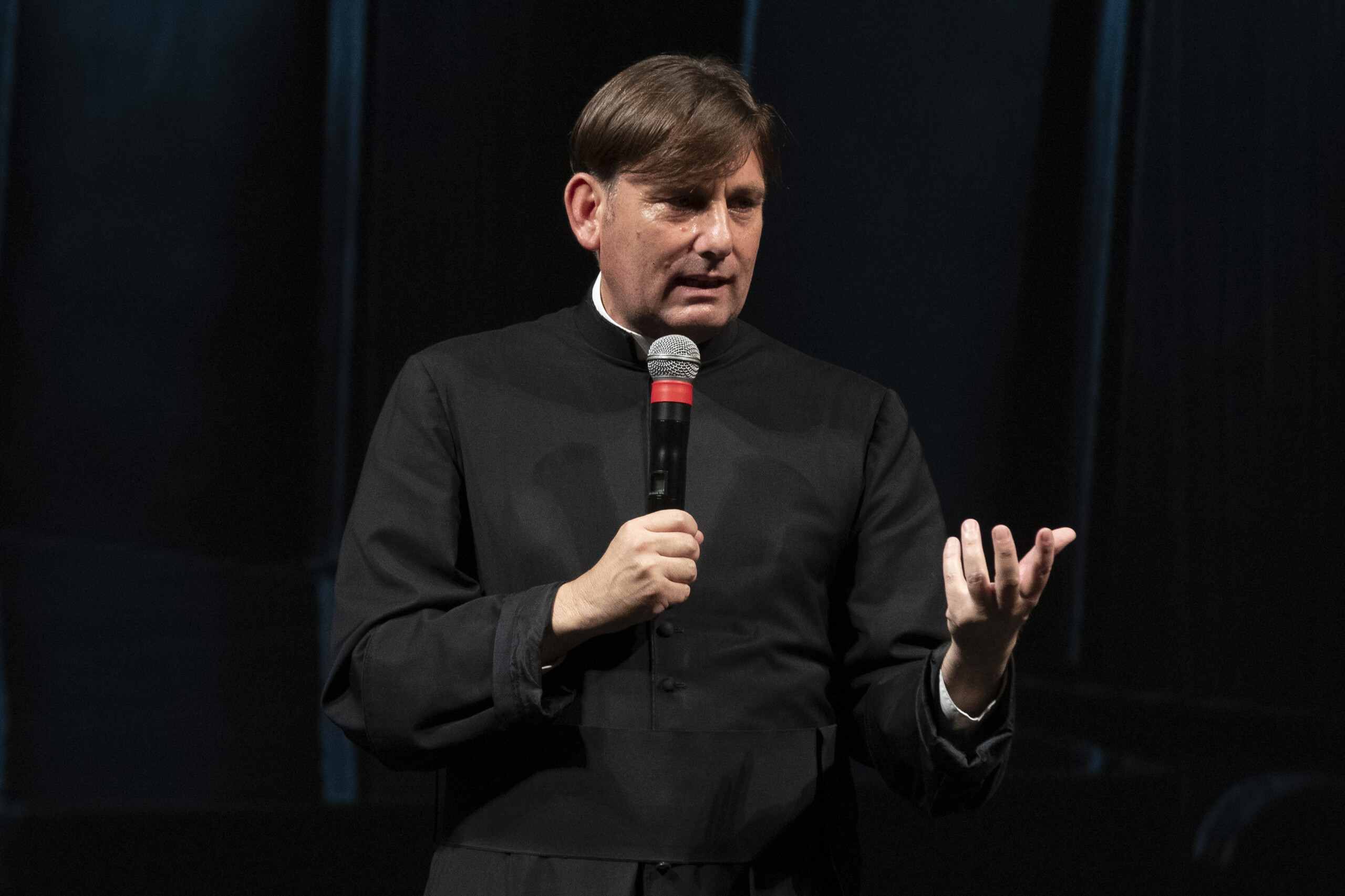 rome insultes et jets de pierres contre le pere coluccia a quarticciolo scaled