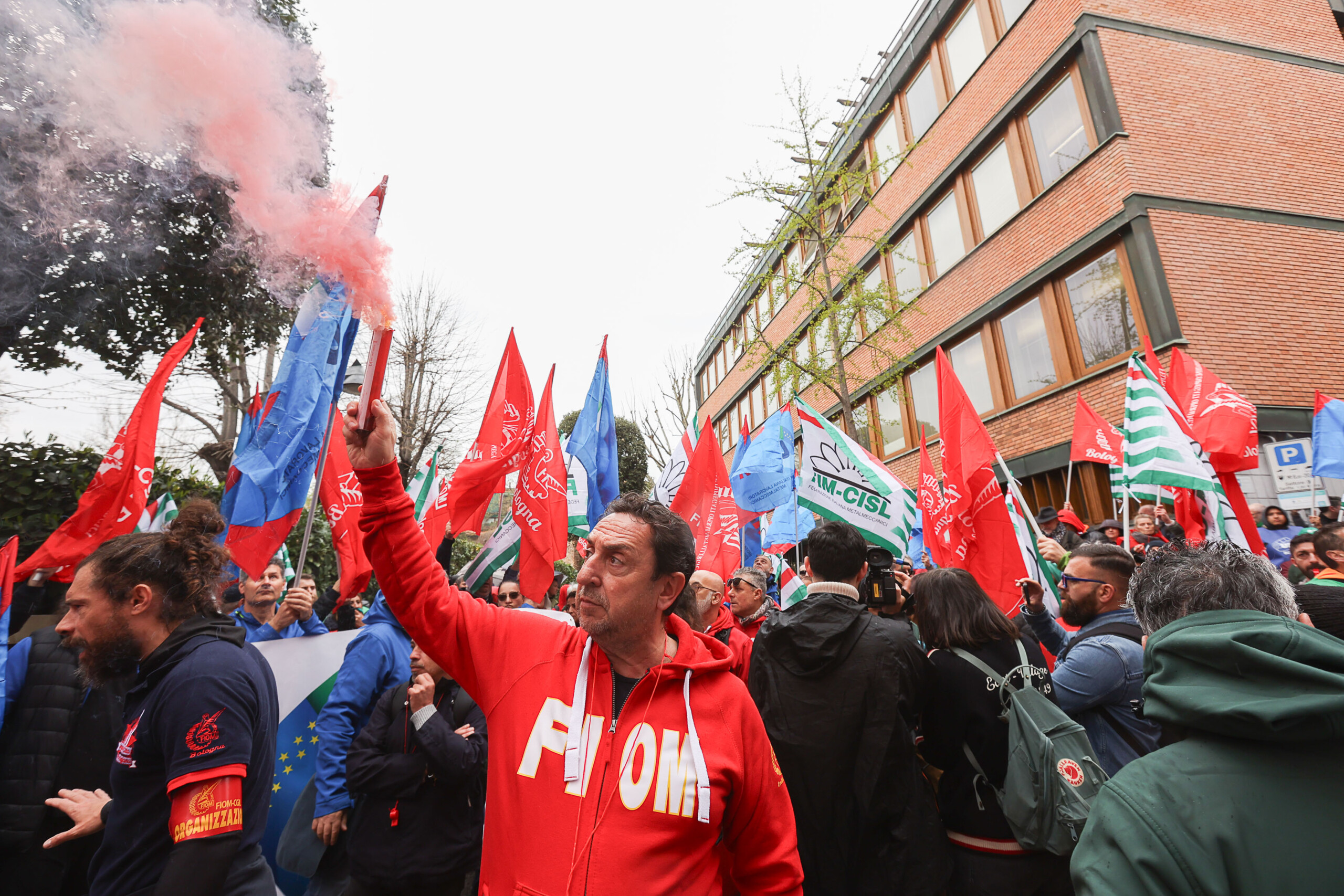 metallurgistes 10 000 personnes bloquent le peripherique de bologne plainte deposee contre le decret loi sur la securite scaled