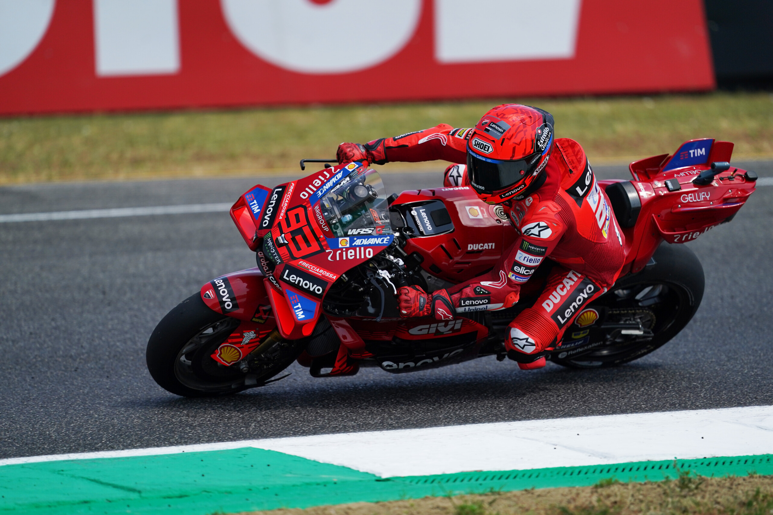 moto gp marc marquez remporte le sprint au mugello bagnaia troisieme scaled