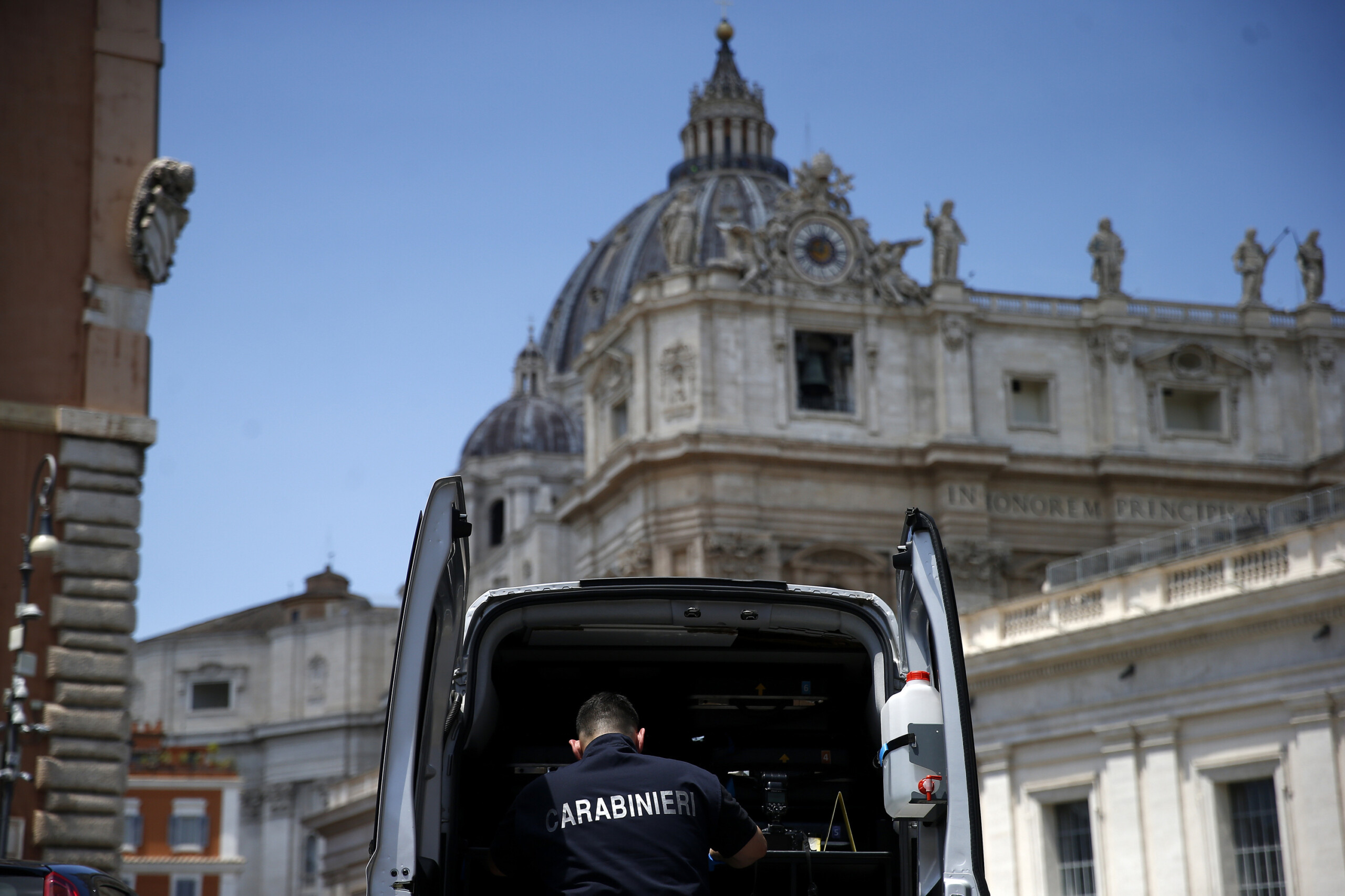 les etats unis attaquent liran renforcement des mesures de securite autour du vatican scaled