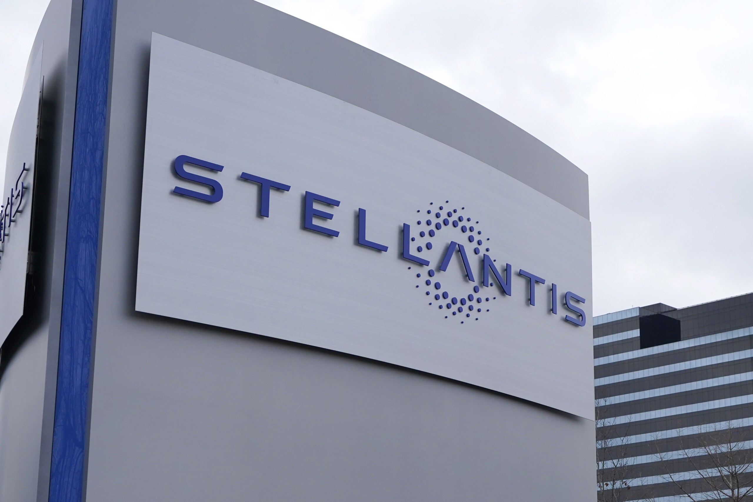 stellantis filosa annonce une nouvelle equipe de direction composee de trois italiens scaled