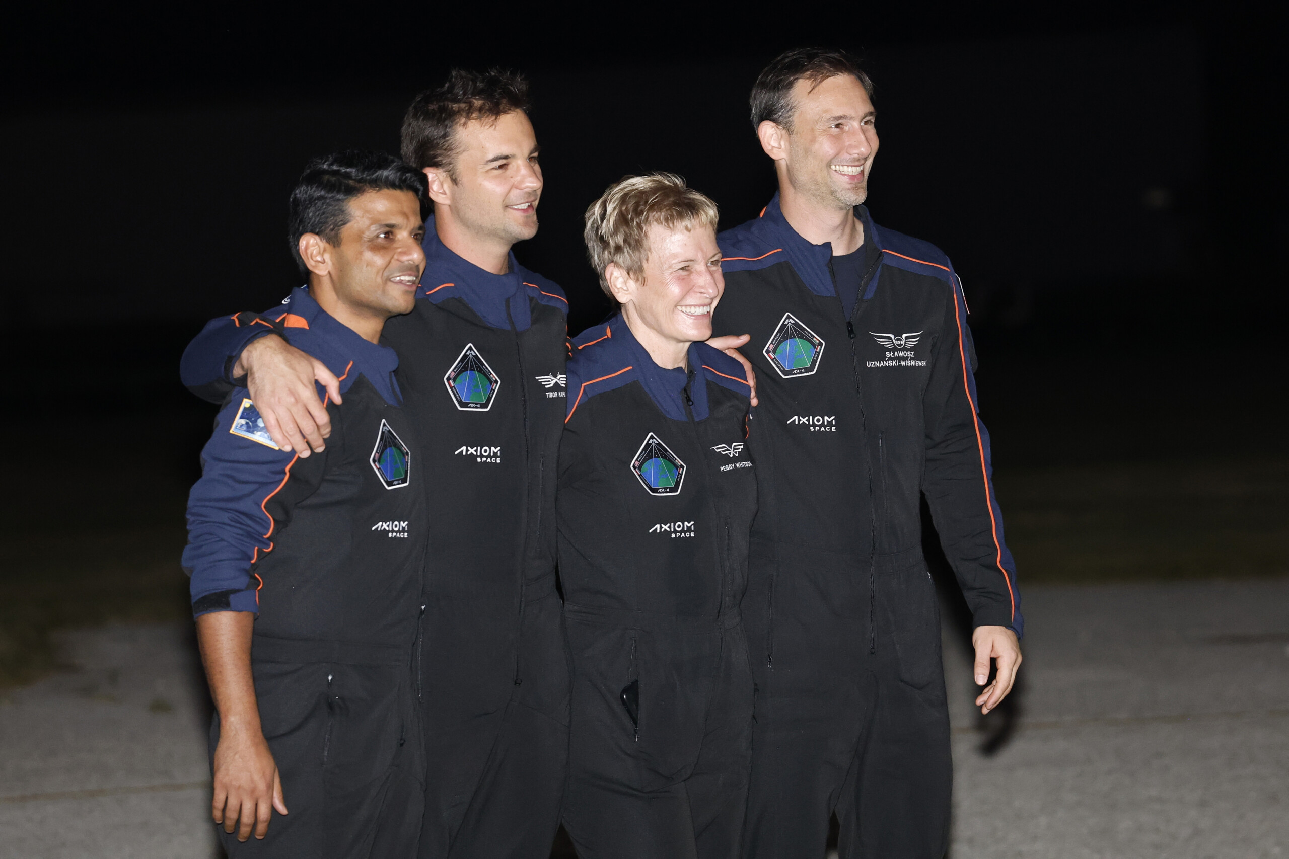 espace une fusee spacex a decolle avec des astronautes dinde de pologne et de hongrie scaled
