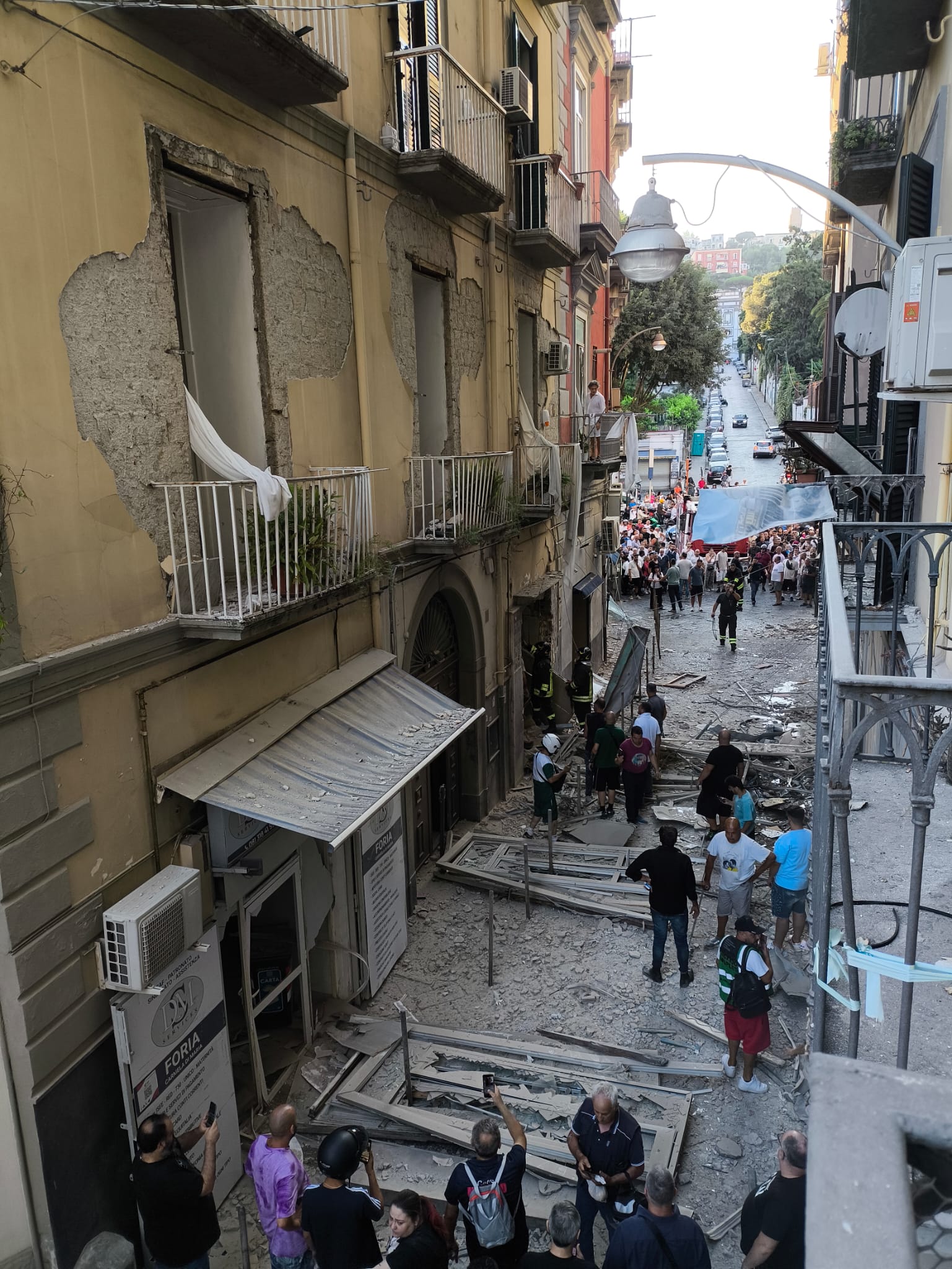 naples explosion via de filippo une personne portee disparue