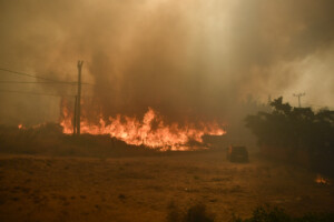 grece evacuations en raison dun incendie au sud dathenes