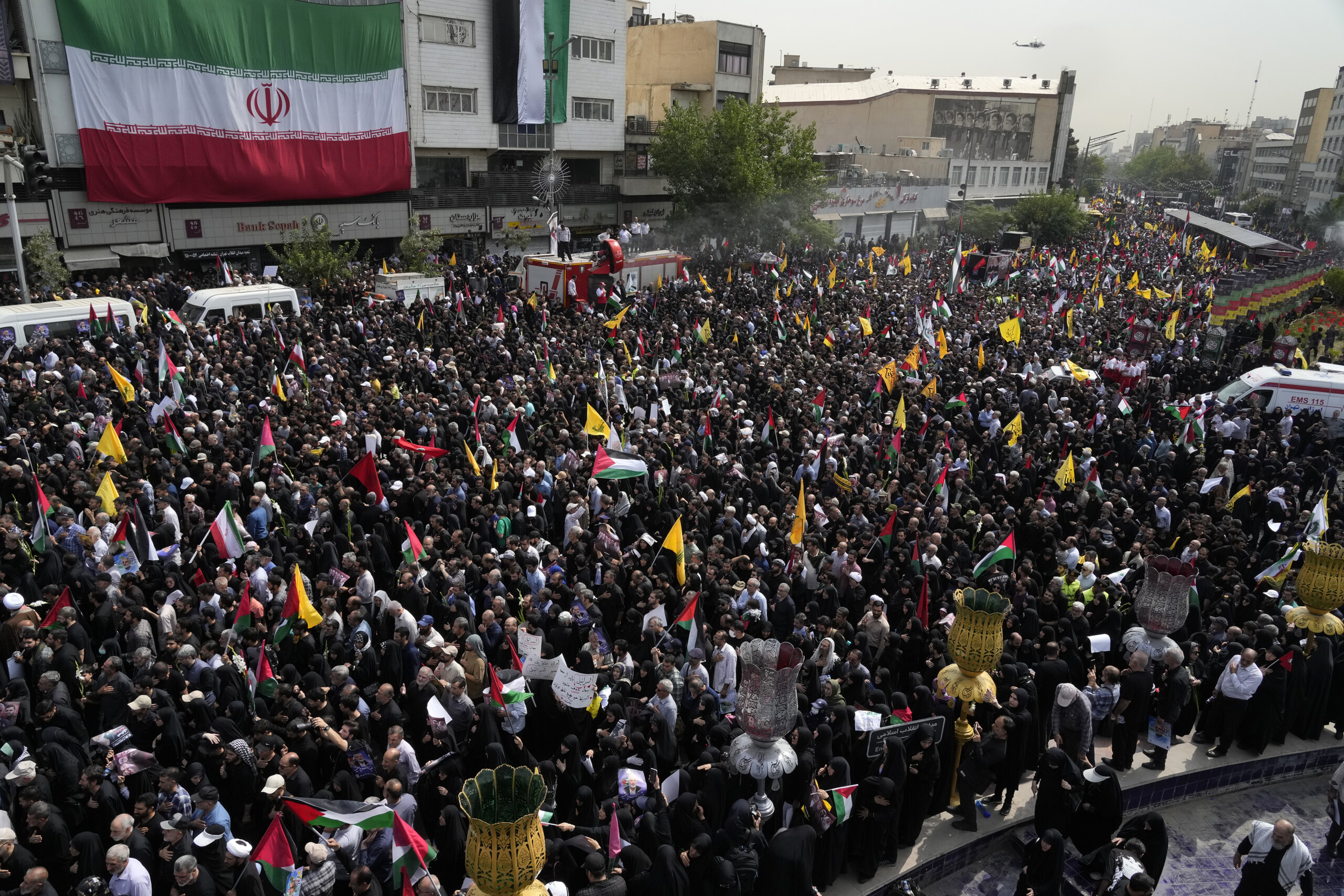 iran des milliers de personnes a teheran pour les funerailles des 60 victimes des attaques israeliennes scaled