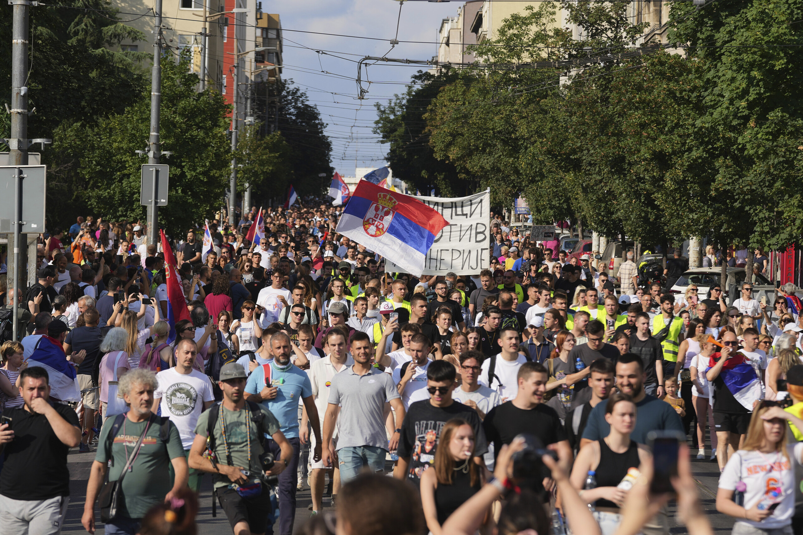 serbie manifestations contre le gouvernement a belgrade la police tire des gaz lacrymogenes scaled