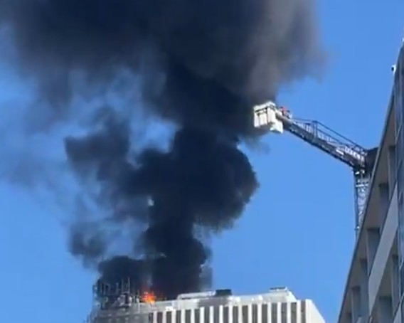 allemagne incendie dans un gratte ciel une grande colonne de fumee au dessus de berlin
