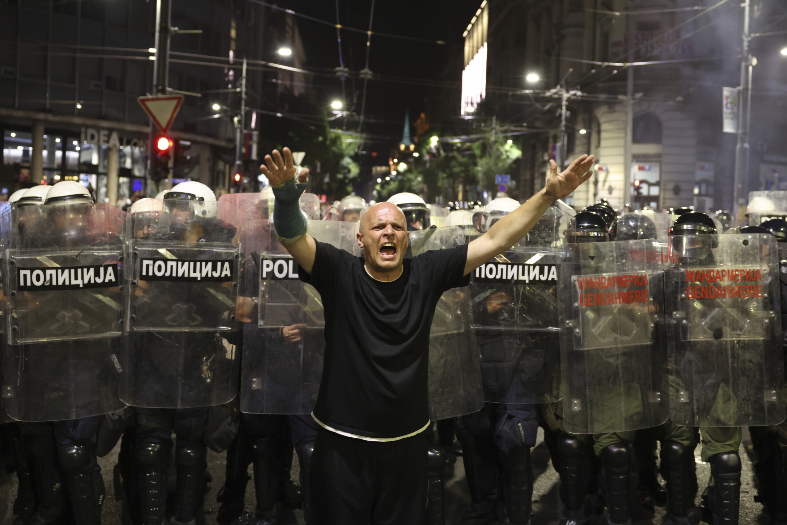 serbie manifestations a belgrade contre les arrestations de protestataires anti gouvernementaux scaled