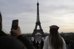 canicule a paris le sommet de la tour eiffel ferme jusqua mercredi