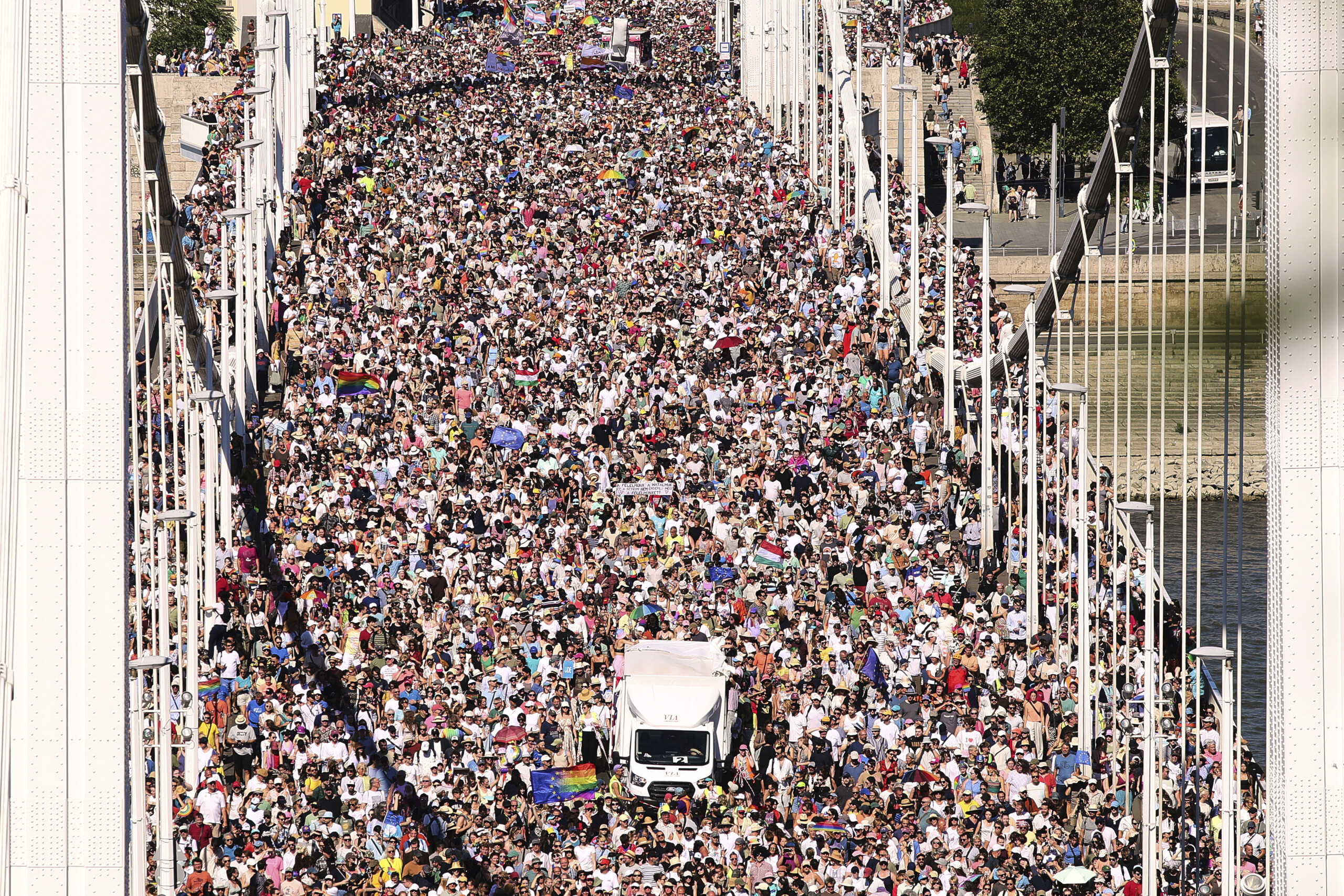 le maire de budapest fier de notre pride mais je ne defierai pas orban scaled