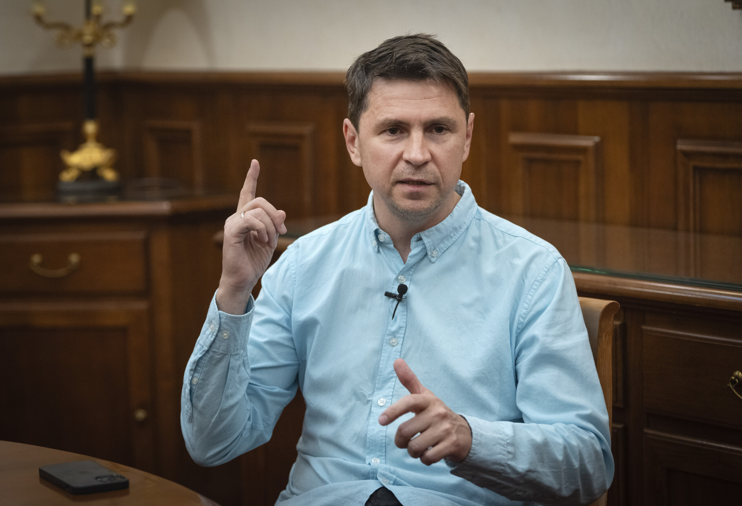 ukraine podolyak les livraisons darmes par les etats unis se poursuivent il serait inhumain de les interrompre scaled