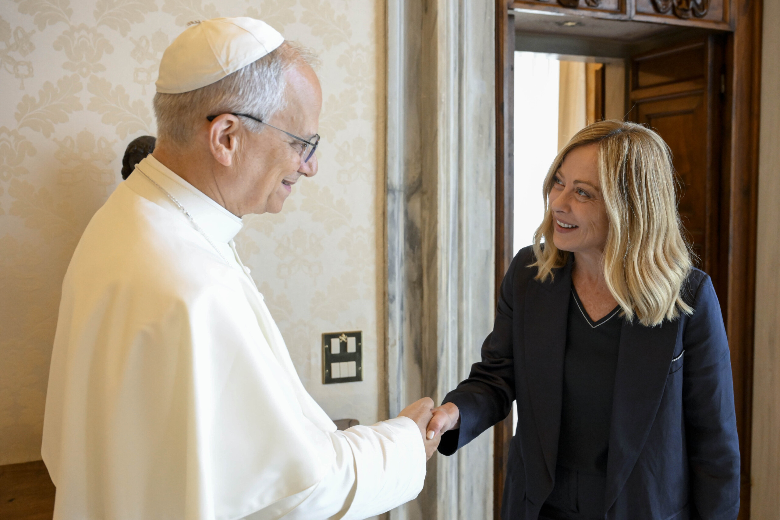 vatican le pape leon xiv accueille meloni tres heureux scaled