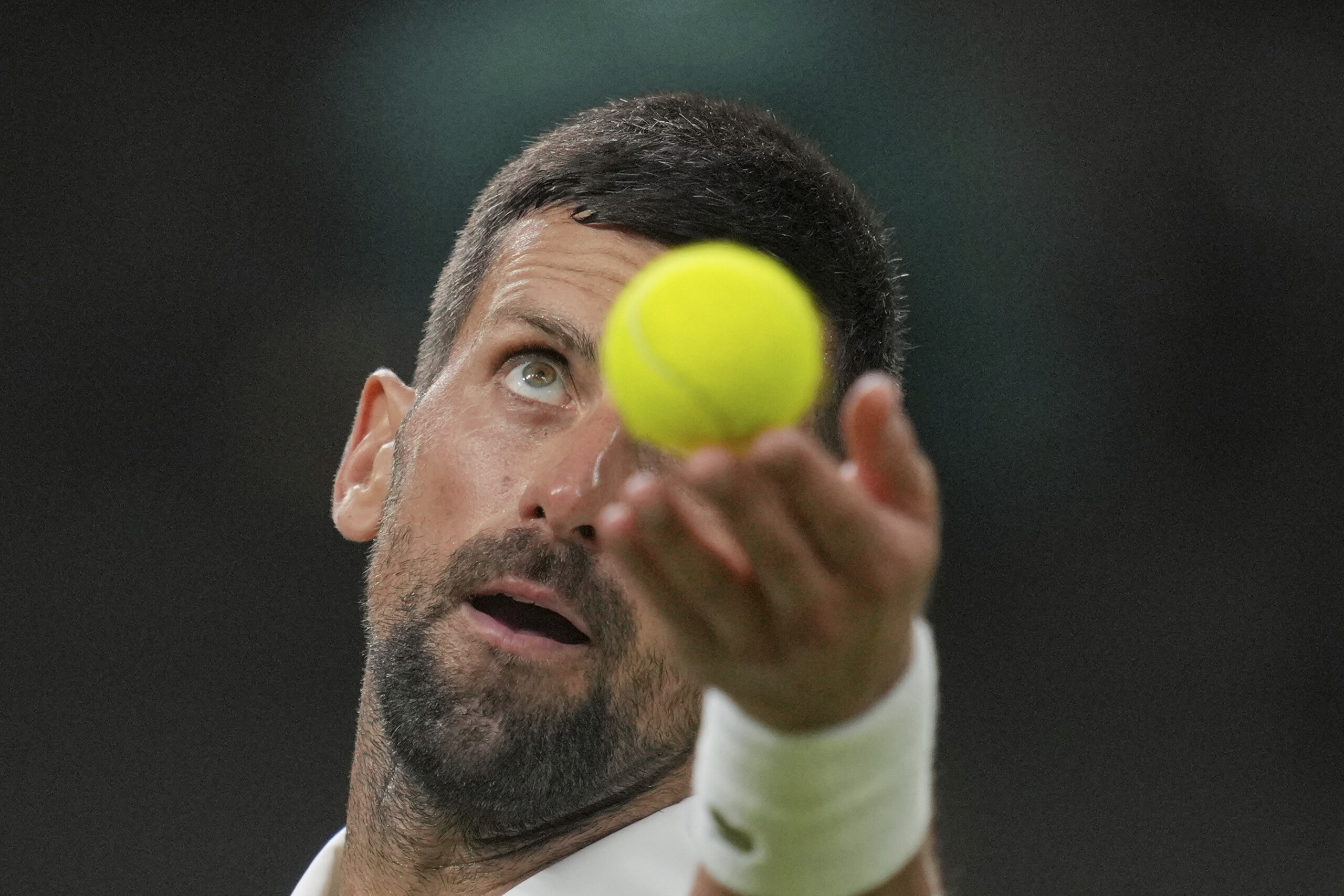 wimbledon djokovic bat muller et se qualifie pour le deuxieme tour scaled