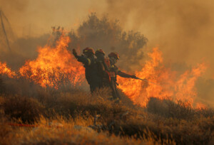 incendie en crete 5 000 touristes evacues