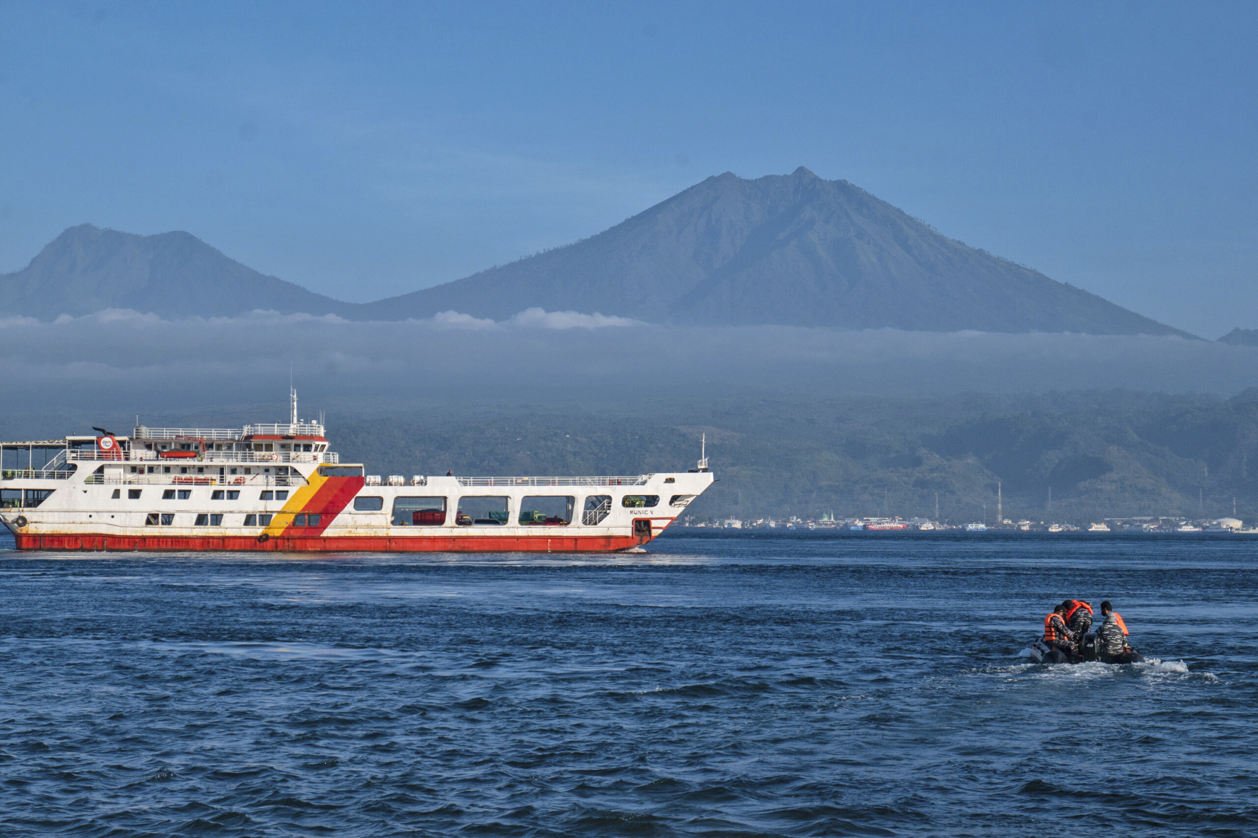 indonesie un ferry coule pres de bali 4 morts 23 secourus 38 disparus scaled