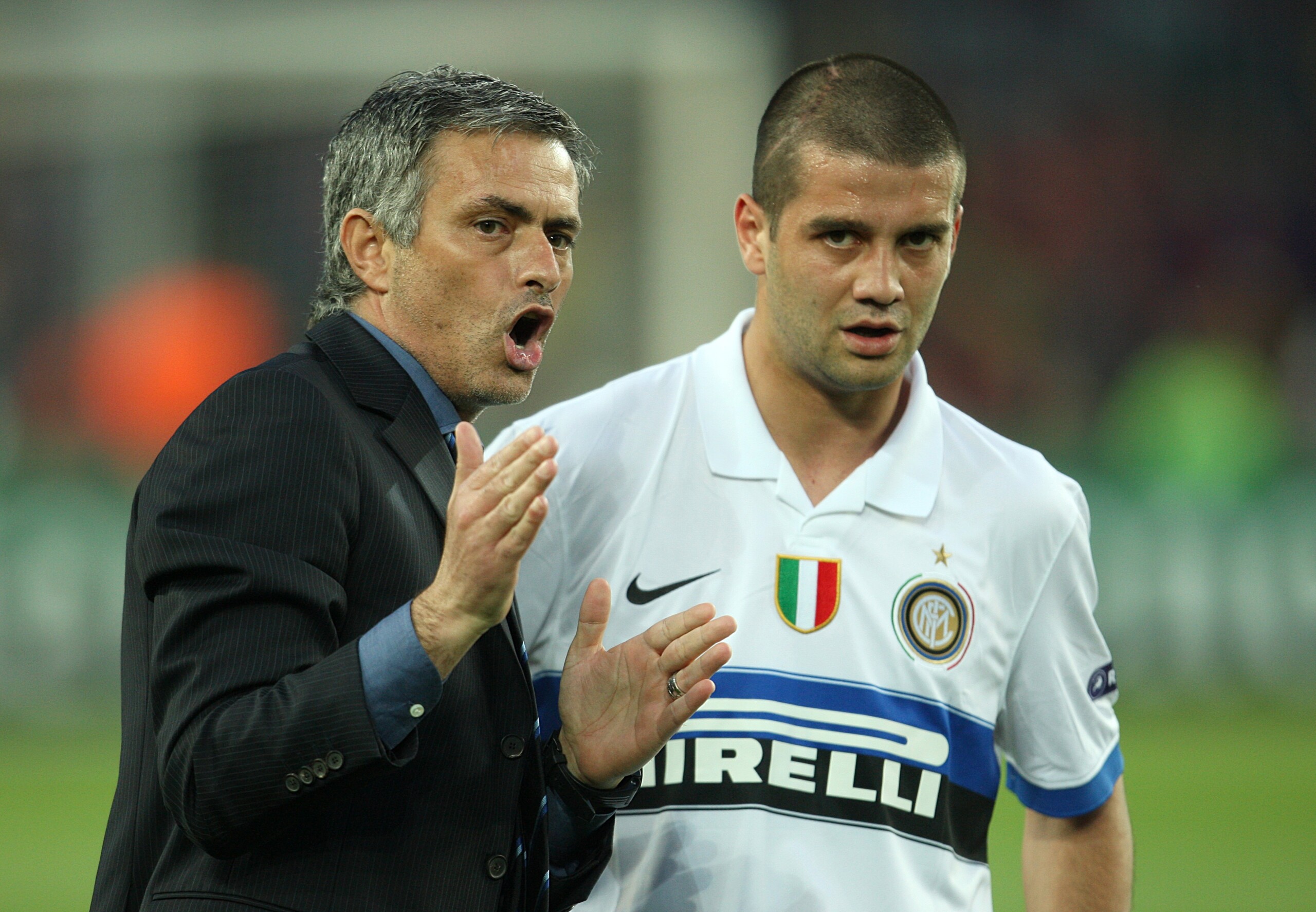 football mourinho plaisante sur chivu je lui souhaite la ligue des champions mais pas le triple scaled