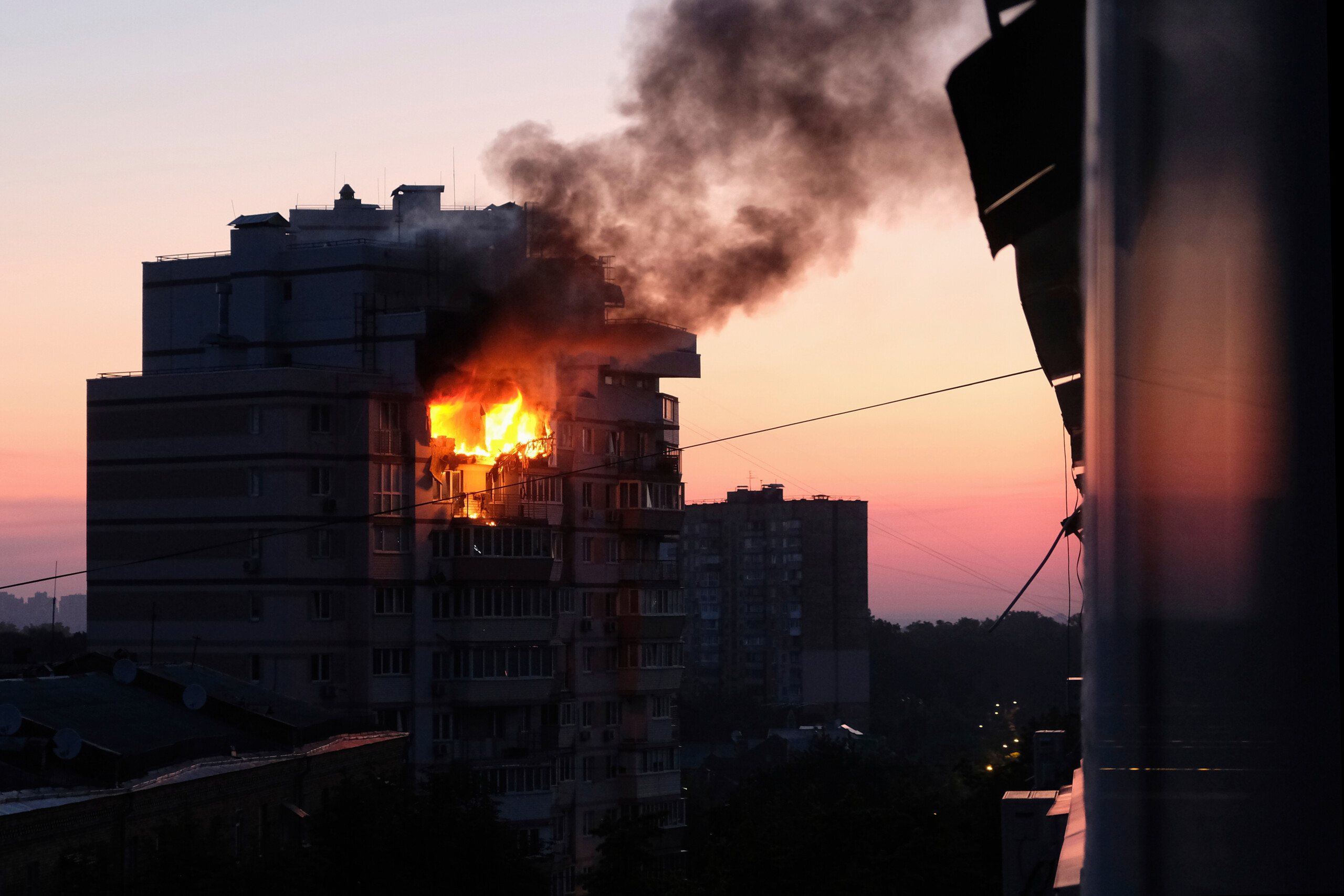 ukraine attaques russes sur kiev pendant la nuit des blesses et des degats dans la capitale scaled