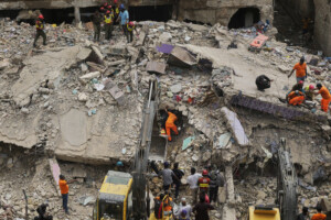 pakistan le bilan seleve a seize morts dans leffondrement dun immeuble a karachi