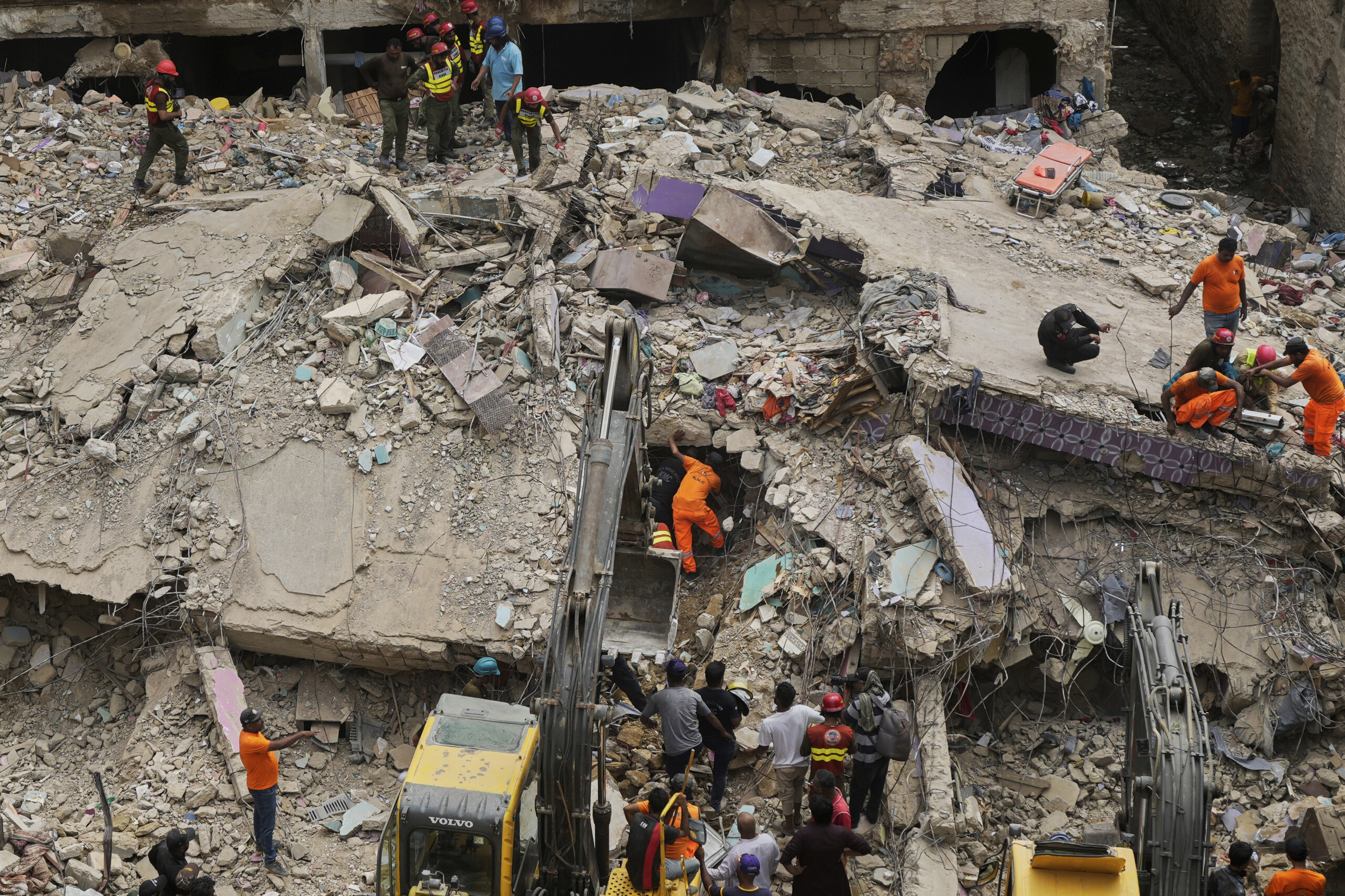 pakistan le bilan seleve a seize morts dans leffondrement dun immeuble a karachi scaled