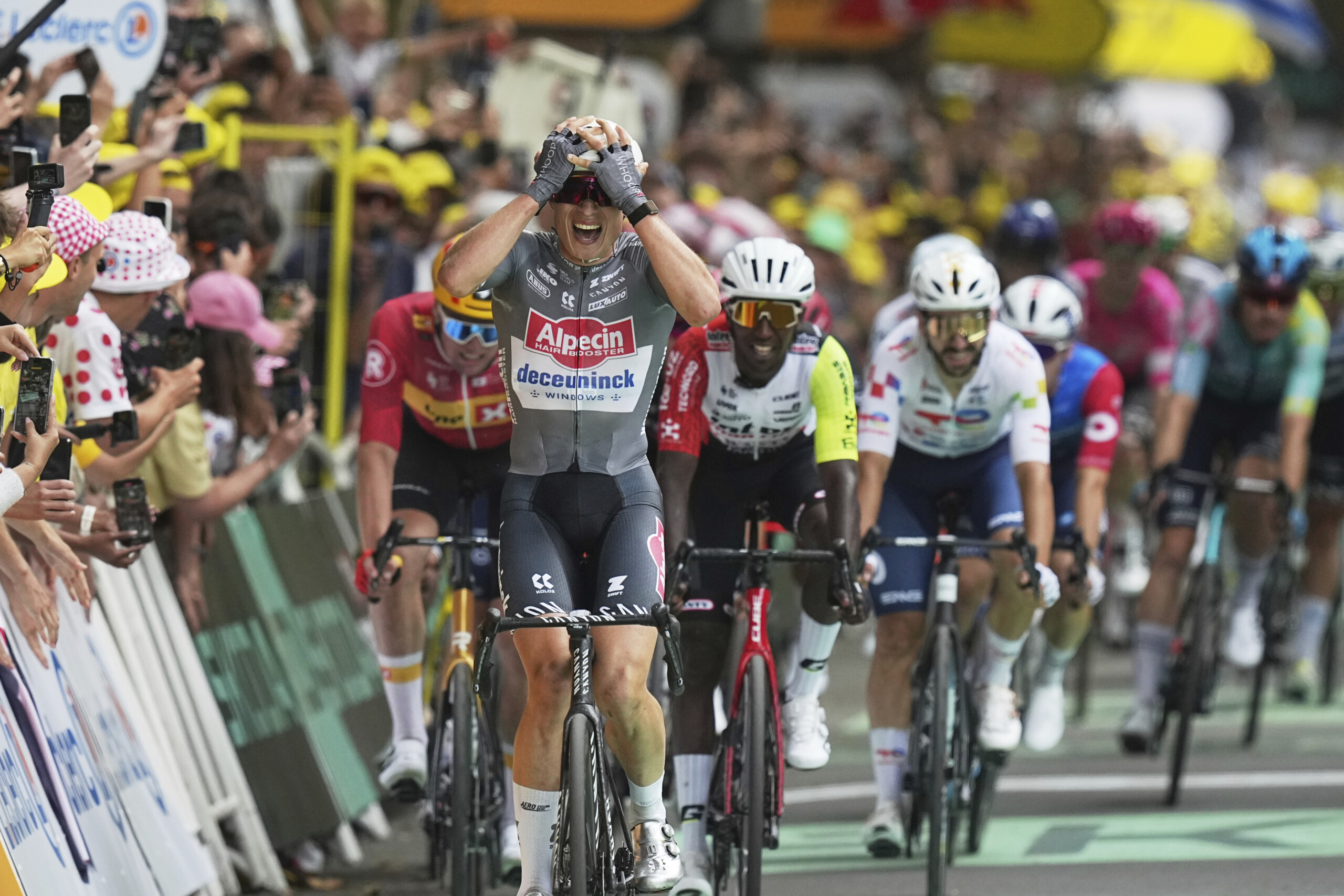 tour de france philipsen simpose au sprint et endosse le premier maillot jaune scaled