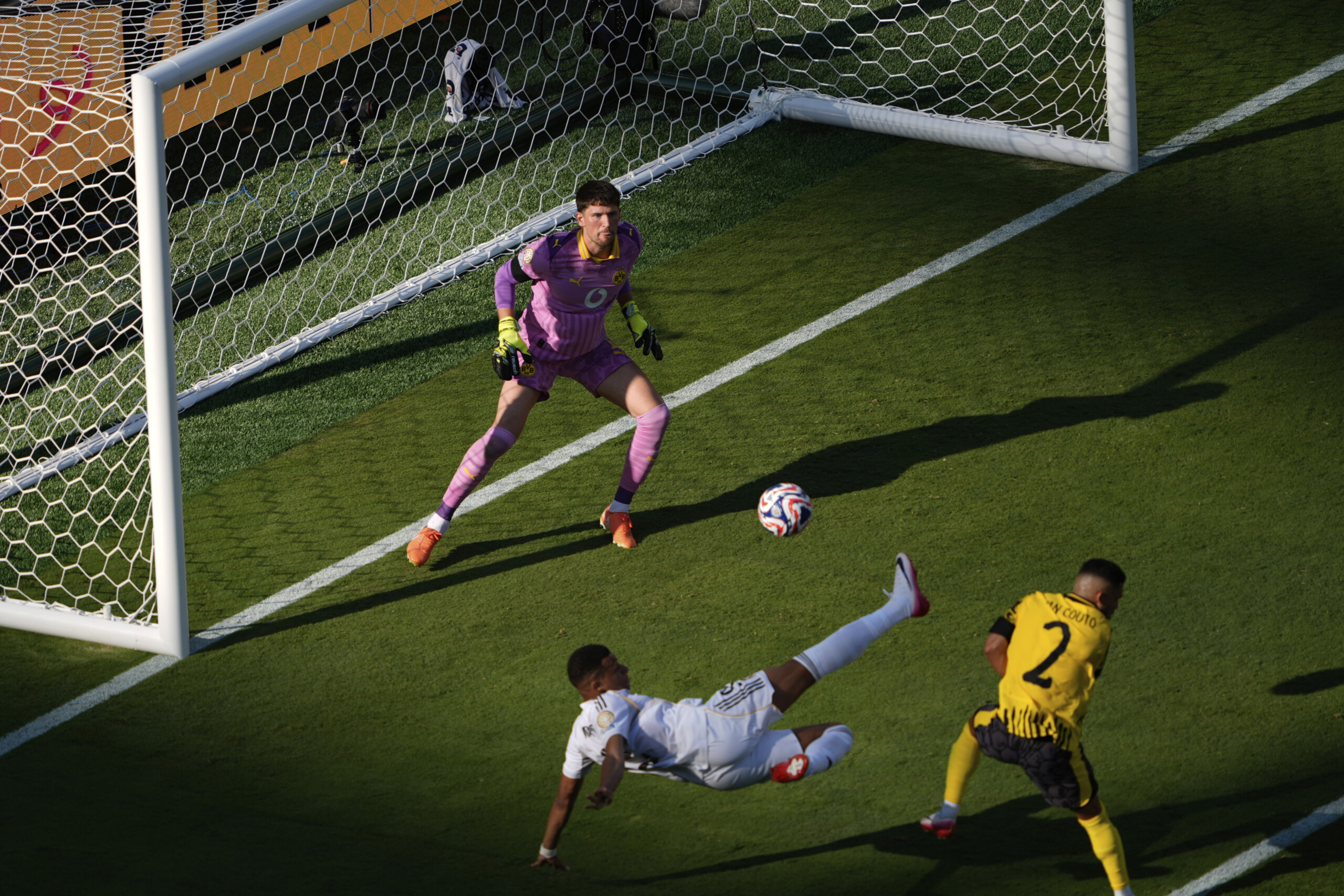 club mondial le real madrid simpose 3 2 contre le borussia et se qualifie pour les demi finales scaled
