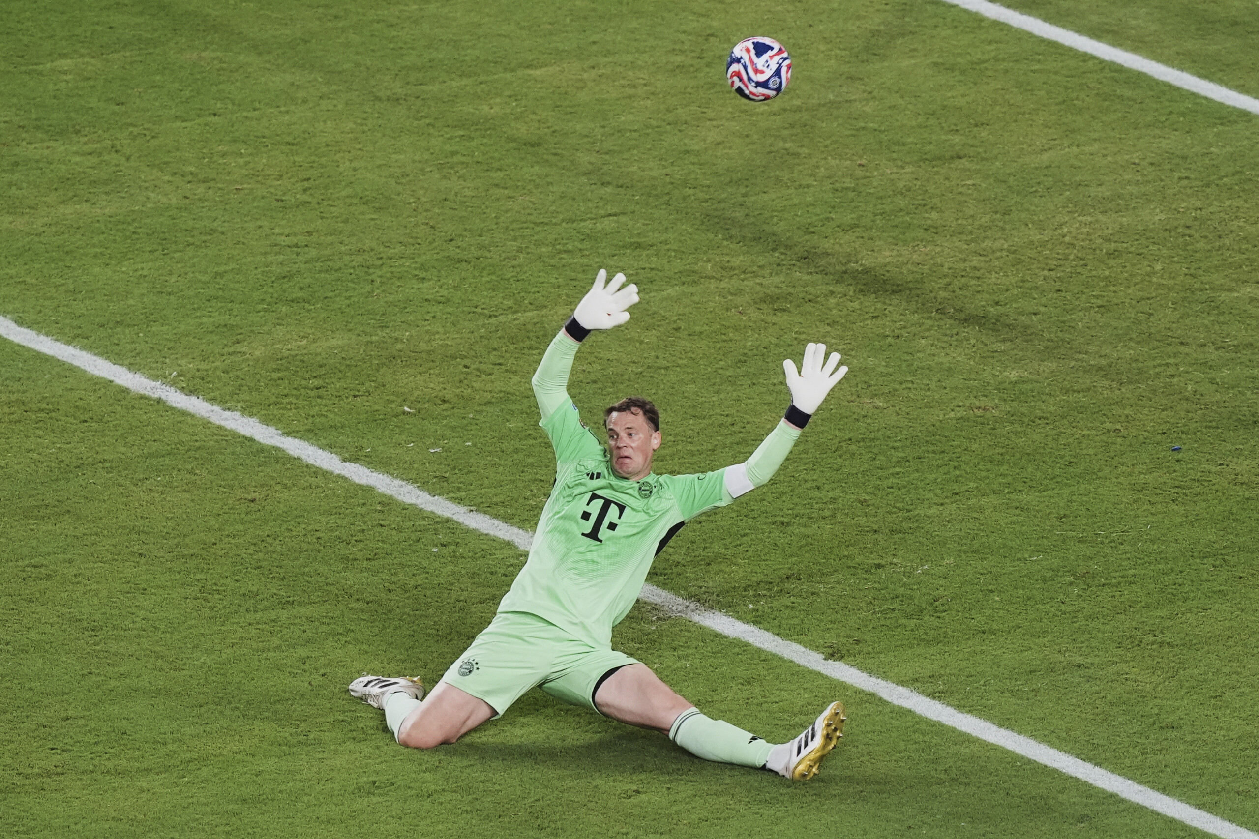 neuer sen prend a donnarumma il ne peut pas sortir comme ca scaled