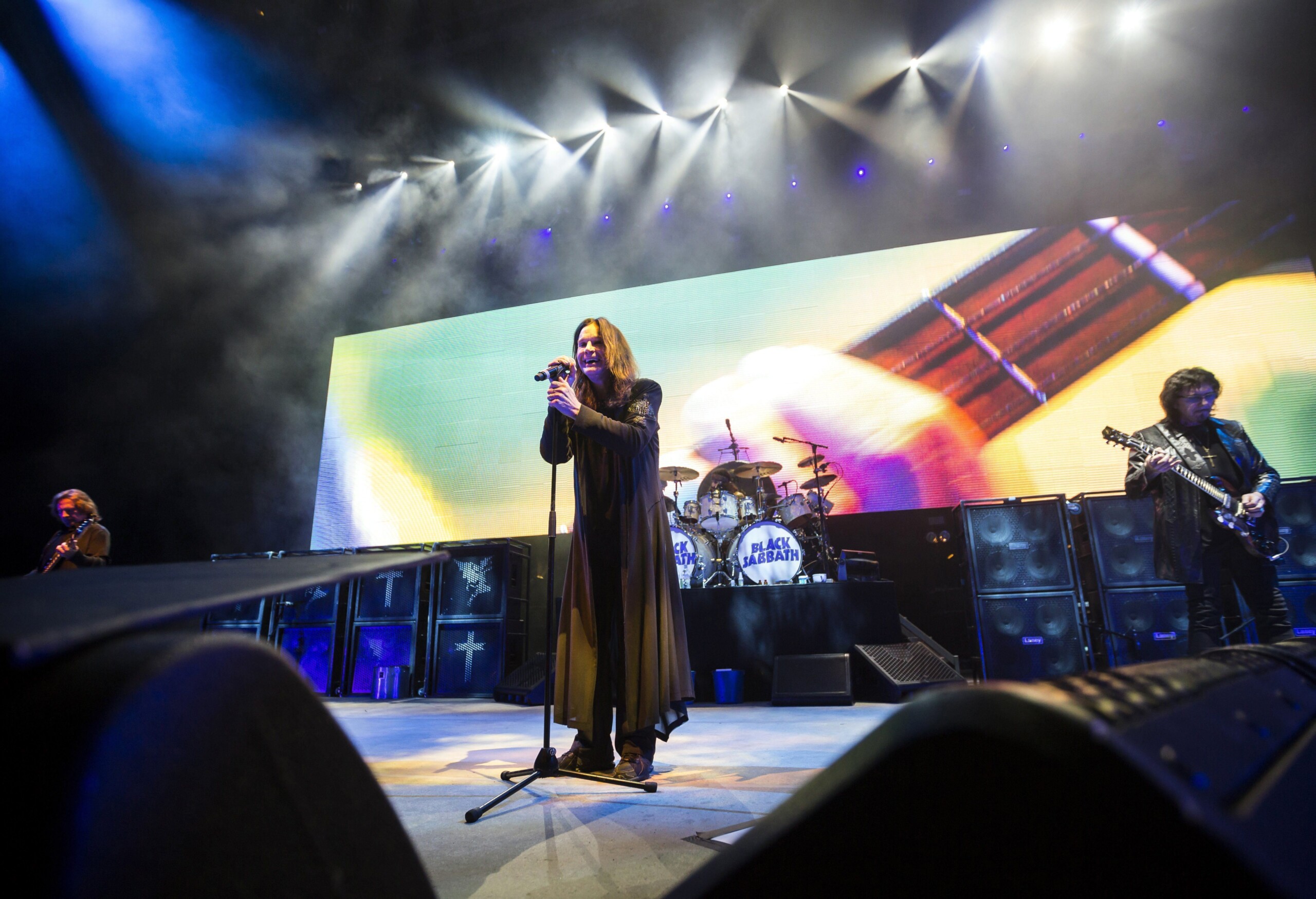ozzy osbourne salue son public 40 000 personnes presentes a son concert dadieu scaled
