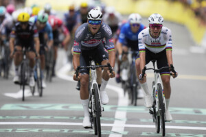 tour de france van der poel remporte la deuxieme etape et revet le maillot jaune
