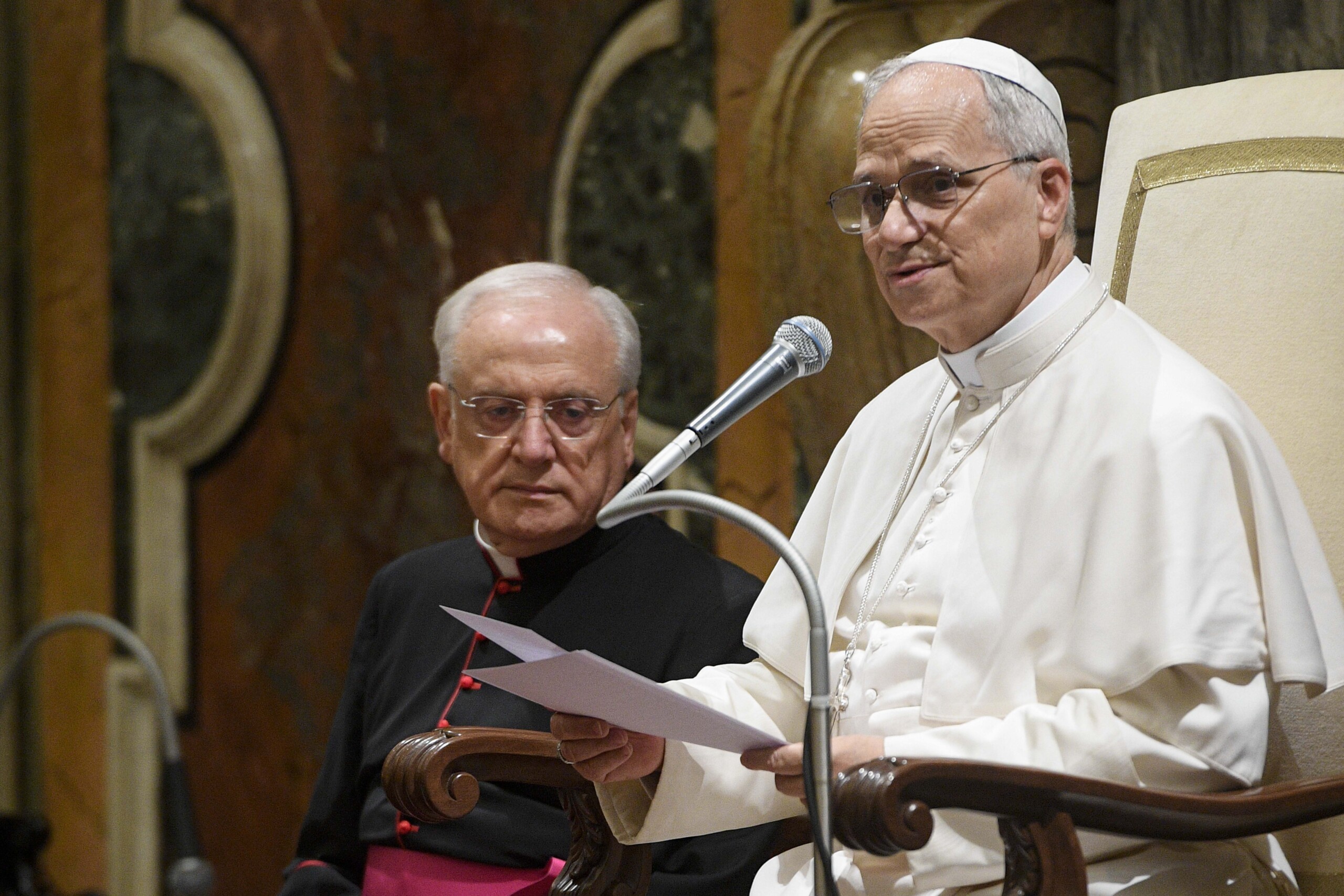 vatican le pape recoit deux vehicules electriques pour ses deplacements scaled