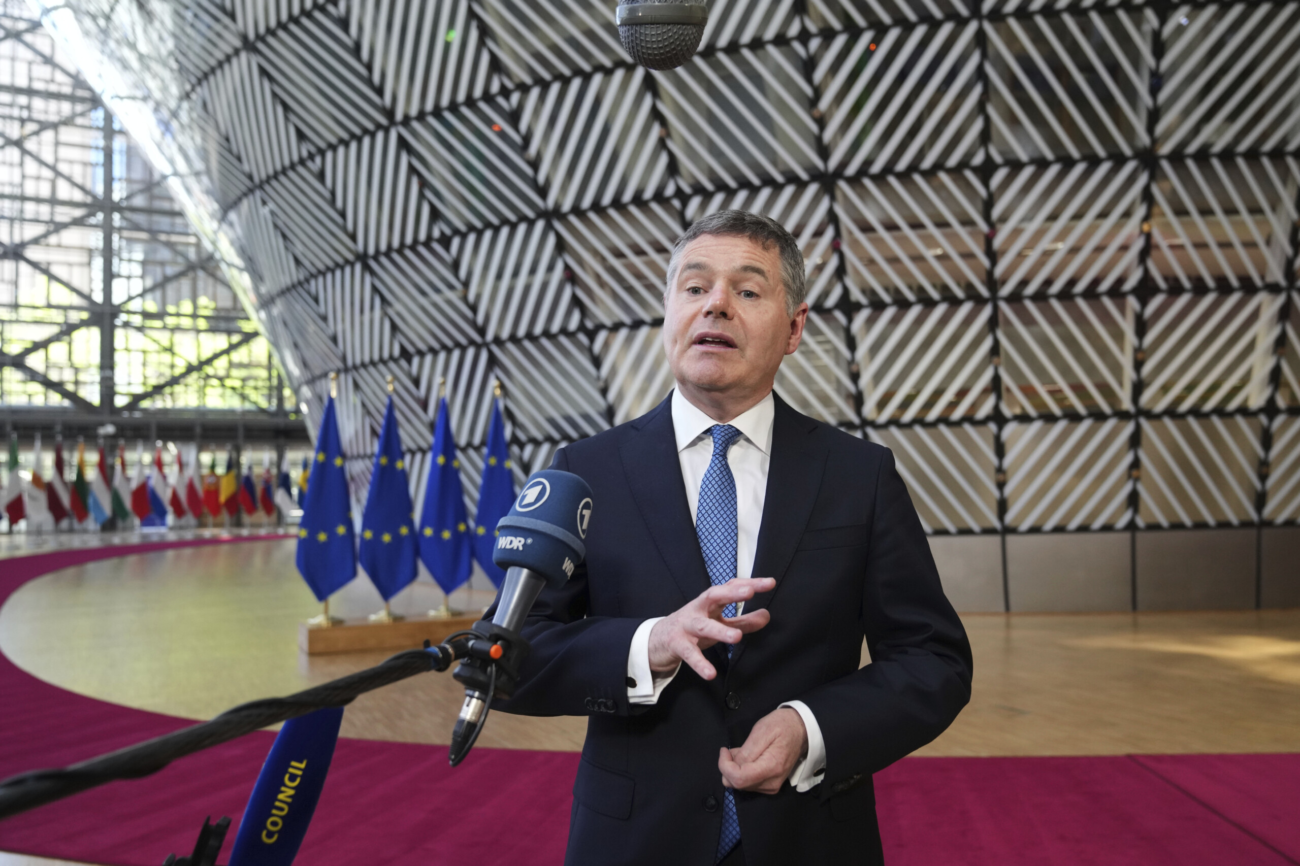 UE : Donohoe confirmé pour un troisième mandat à la présidence de l'Eurogroupe 1 ue donohoe confirme pour un troisieme mandat a la presidence de leurogroupe scaled