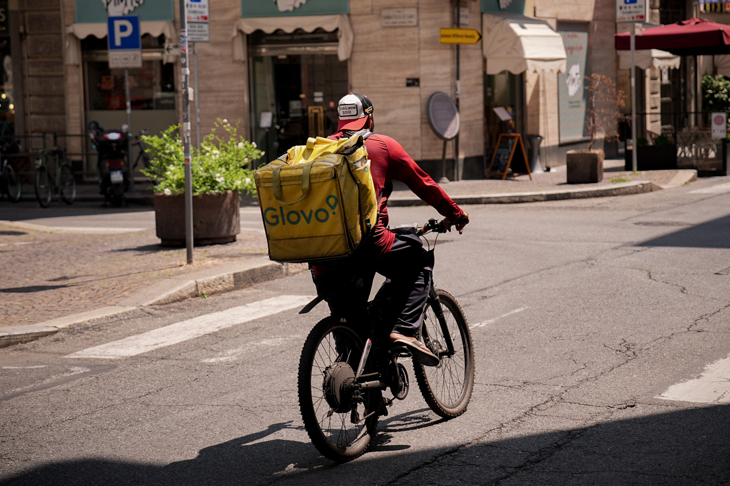 chaud controles dans la livraison de nourriture rider au travail dans des conditions extremes scaled