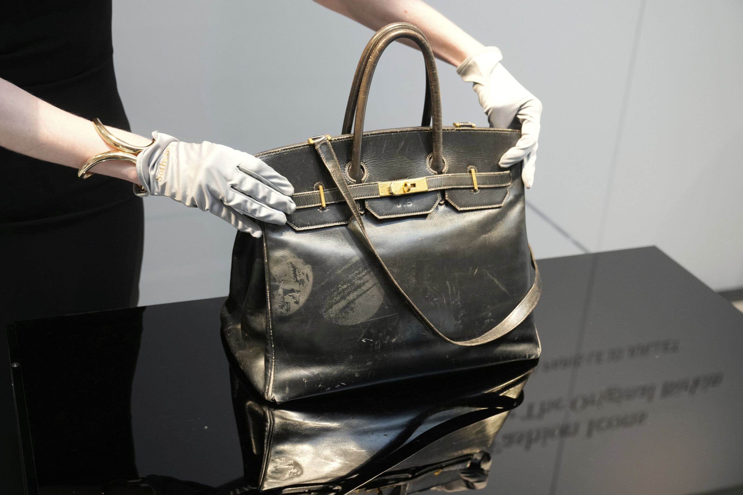 mode loriginal birkin dhermes vendu aux encheres pour 7 millions deuros scaled