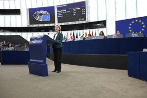 ue rejet de la motion de censure contre ursula von der leyen 175 voix pour et 360 contre